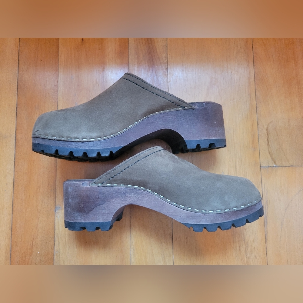 Lisa. b olive green clogs women's size 6